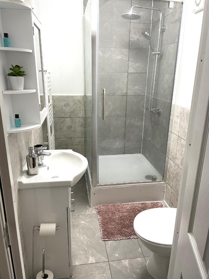 Supreme - 1 Bedroom Apart Sleeps 4 Short/Long Stay Gillingham  Esterno foto