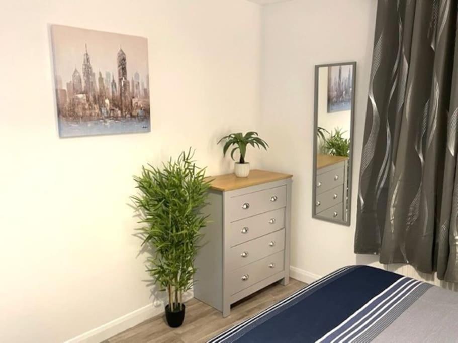 Supreme - 1 Bedroom Apart Sleeps 4 Short/Long Stay Gillingham  Esterno foto